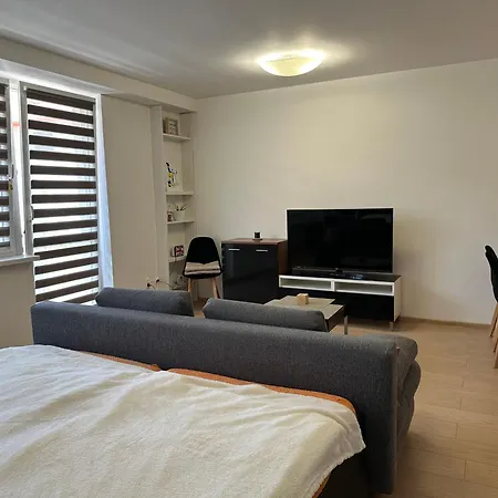 V Balkónom Do Vnútrobloku